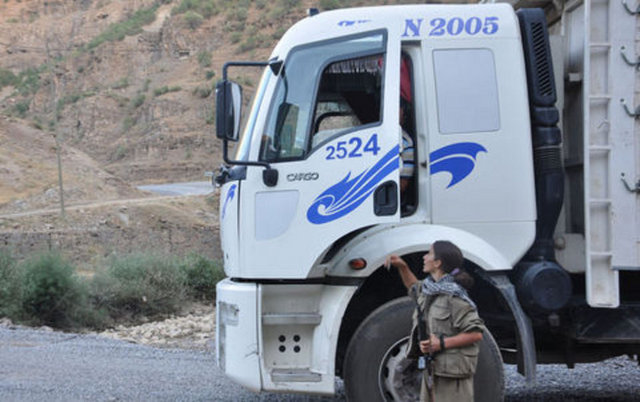 Doğu ve Güneydoğu'da silah zoruyla adam kaçırma eylemlerini artıran terör örgütü PKK mensupları, yol kesme eylemleri sırasında ellerinde bulunan bir listeden kimlik kontrolü yapıyor.