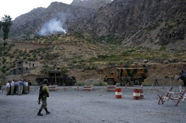 Sınırı aşan 200-300 kişilik terörist grup saldırdı; 8 asker şehit olurken 16 asker yaralandı. 10 terörist ise öldürüldü