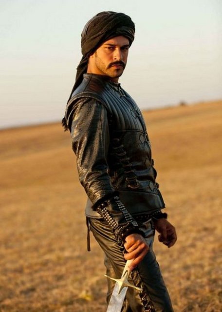 Sevgilisi Ceylan Çapa'nın düzenlediği partiye Muhteşem Yüzyıl oyuncularını davet eden Burak Özçivit, gecenin sonunda tepki gördü