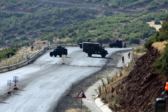Bingöl'de izinden dönen 200 askeri taşıyan 3'ü otobüs, 2'si minibüs olmak üzere 5 sivil araç ile 10 zırhlı aracın bulunduğu askeri konvoya teröristlerce roketatarlı saldırı düzenlendi
