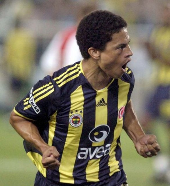 Türk futbolunda bir devir kapandı... 2004 yılında Fenerbahçe'ye imza atan ve Türk futbol tarihinin en önemli yabancılarından birisi olan Alex'in sözleşmesi feshedildi.