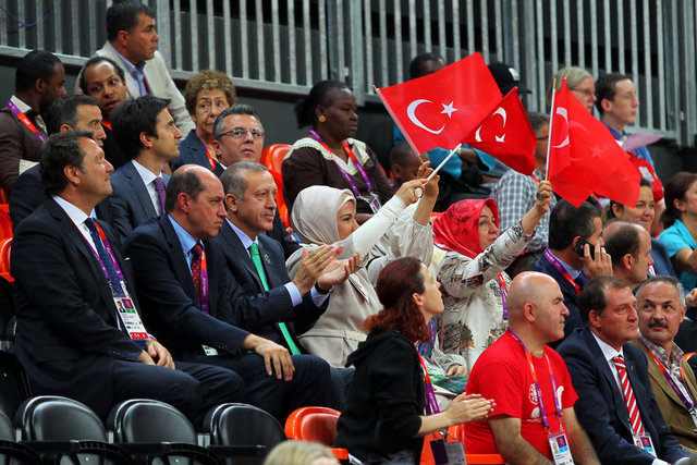 Başbakan Recep Tayyip Erdoğan, Londra'da eşi Emine hanım ve kızı Sümeyye ile birlikte Periler'in Angola maçını izledi. Maç sonrası Başbakan salondan çıkmak isterken 5 dakika kapıda bekletildi. İşgüzar görevliye kızan Erdoğan, "Sen ne terbiyesiz adammışsın" diye çıkıştı -