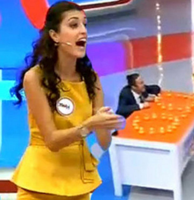 Kanal D'de yayınlanan yarışma programı 'Ben Bilmem Eşim Bilir'de Hande Kaymaz isimli kadın söylediği sözler ile çok tartışılmıştı. Programda eşine 'Beni başkasıyla düşün' diyen Hande Kaymaz'ın ajans oyuncusu olduğu ortaya çıktı.