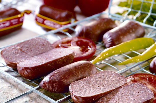 Gıda, Tarım ve Hayvancılık Bakanlığı, baldan sonra tüketiciyi yanıltan et ürünleri ile peynir üreticisi firmaları da teşhir etti.