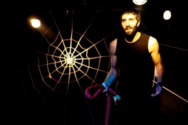 29 Aralık Cumartesi, saat 20.30'da, Mirza Metin'in yazdığı, Berfin Zenderlioğlu'nun yönettiği, Mirza Metin'in oynadığı "Disko 5No'lu / Destar Theatre". Tel: (212 243 74 36)