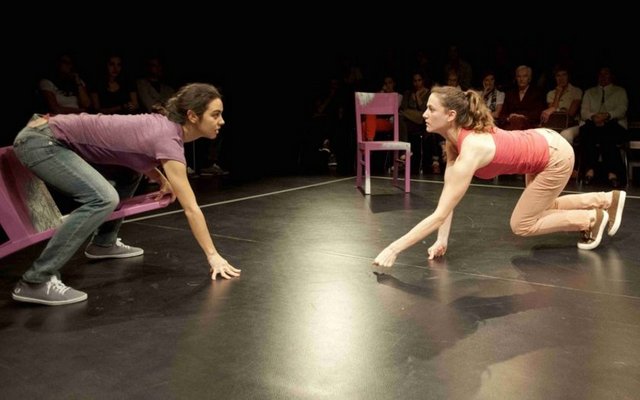 29 Aralık Cumartesi, Dot'ta; saat 21.00'de, David Greig'in yazdığı, Pınar Töre'nin yönettiği ve dilimize çevirdiği, Gizem Erdem, İbrahim Selim, Kaan Turgut, Su Olgaç ve Ayşecan Tatari'nin rol aldığı "Sarı Ay". Giriş: 50, 31 TL. Tel: (212 251 45 45)