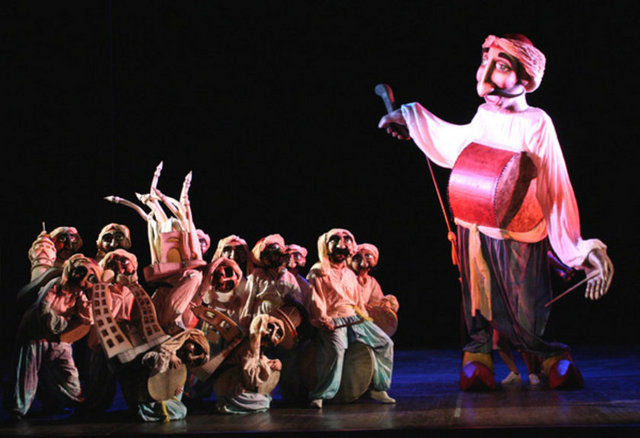 28 Aralık Cuma, Kağıthane Sadabad Sahnesi'de; saat 20.30'da, Yiğit Sertdemir'in yazıp-yönettiği, Ayşem Yağmur Ulusoy, Can Alibeyoğlu, Ceren Hacımuratoğlu, Derya Keykubat, Derya Yıldırım, Elyasa Çağlar Evkaya, Engin Akpınar ve Eraslan Sağlam gibi isimlerin yer aldığı "Surname 2010". Giriş: 10, 7 TL. Tel: (212 321 73 95)