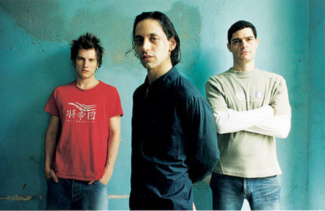 31 Aralık Pazartesi, Çubuklu Hayal Kahvesi'nde; Duman.  Tel: (216 413 68 80)