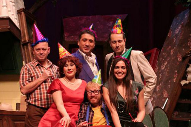 28 Aralık Cuma, Üsküdar Kerem Yılmazer Sahnesi'nde; saat 20.30'da, Harold Pinter'in yazdığı, Memet Fuat'ın dilimize çevirdiği, Yıldıray Şahinler'in yönettiği, Bahtiyar Engin, Cem Davran, Jülide Kural, Mert Tanık, Özge Borak ve Yıldıray Şahinler'in rol aldığı "Doğum Günü Partisi". Giriş: 10, 7 TL. Tel: (216 492 90 849