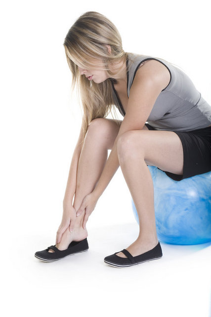 Ayak bileği bölgesinde cilt yarası olan