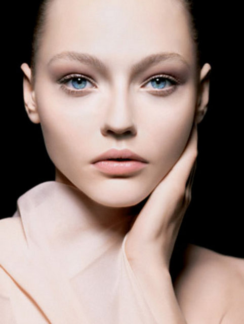 Alkol tüketimi - Alkol karaciğeri yorar, küçük kılcal damarlardan sıvı sızıntısını arttırır, cildin pul pul dökülmesine neden olur -