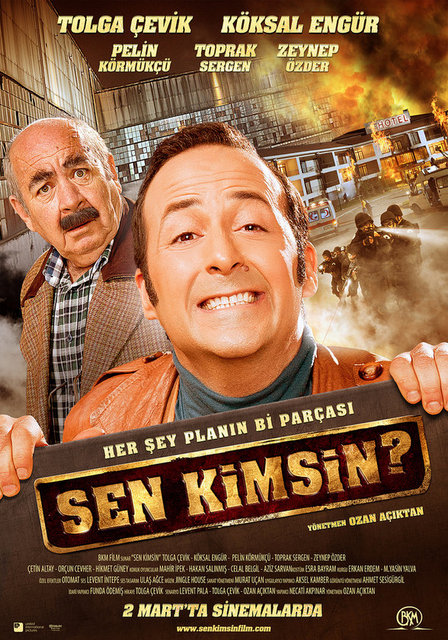 14-Sen Kimsin? (2012) -  - 'Bir Tolga Çevik komedisi' olarak anılabilecek "Sen Kimsin?", 'Bay Kamber' dizisiyle akraba bir 'Budala Dedektif' ('Ace Ventura') parodisi yaratmasıyla öne çıkarılacaktır. Bunu yaparken "Çok Filim Hareketler Bunlar" ile sinemaya giren Ozan Açıktan'ın reklam arka planından yükselen birkaç sahnenin unutulmazlar arasına gireceğini ekleyelim. Bu da halihazırdaki dedektiflik filmi parodisi denemesini; yüzde yüz bir popüler sinema başarısına dönüştürmese de, oyuncu seçimleri, temposu ve diyalog tutarlılığıyla izlenir kılıyor. -