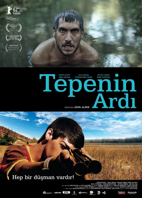 - 1-Tepenin Ardı (2012) -  - Düşman algısını ya da ötekilik meselesini 'eşkıyalık' üzerinden 'ortak bir sorun' olarak belirleyip 'paranoyak/önyargılara dair' bir gözlemle sararken westernin kalıplarına uyduran, Antonioni etkili özellikli bir eser... Emin Alper'in ilk yönetmenlik denemesinde felsefi, politik ve sinemasal anlamda yüksek puan alması, bu 'feodalizm' bedenli kırsal kesimde yeşeren aile tablosunu daha çekici kıldı şüphesiz. Yılmaz Güney'in "Seyyit Han"ını 'modern/postmodern' metotlarla yenileme becerisi ise ustalaşması beklenecek bir yönetmenin doğuşunu müjdeledi. -