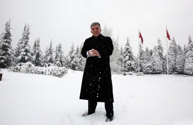 '2012 Ocak ayında Ankara'daki yoğun kar yağışı sonrası beyaza bürünen Çankaya Köşkü'nde kartopu oynarken.'