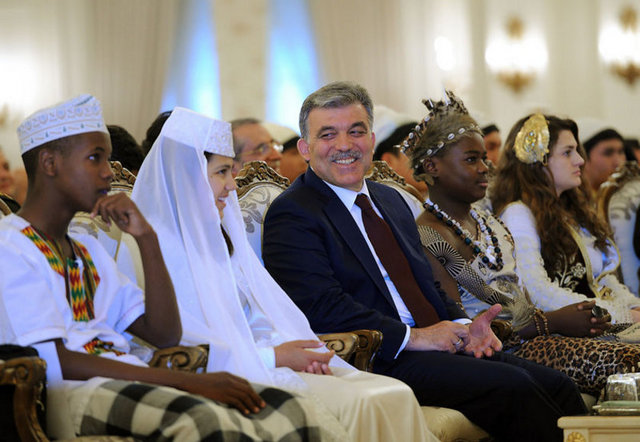 'TRT 34. Uluslararası 23 Nisan Çocuk Şenliği'ne katılan yerli ve yabancı çocuklarımızla beraberken.'