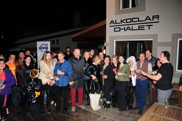ALKOÇLAR AİLESİ YENİ YILA NAR KIRARAK GİRDİ