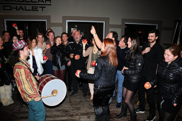 ALKOÇLAR AİLESİ YENİ YILA NAR KIRARAK GİRDİ