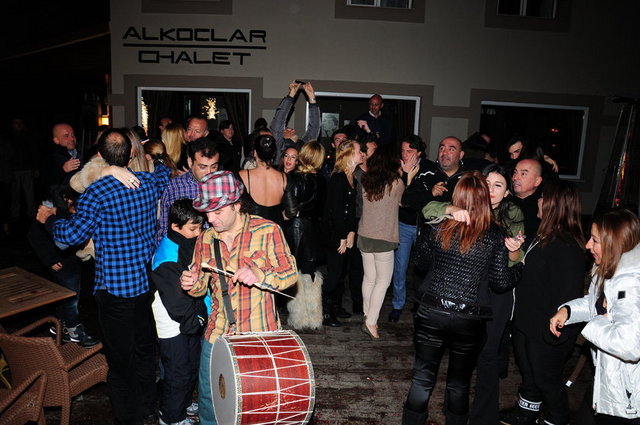 ALKOÇLAR AİLESİ YENİ YILA NAR KIRARAK GİRDİ