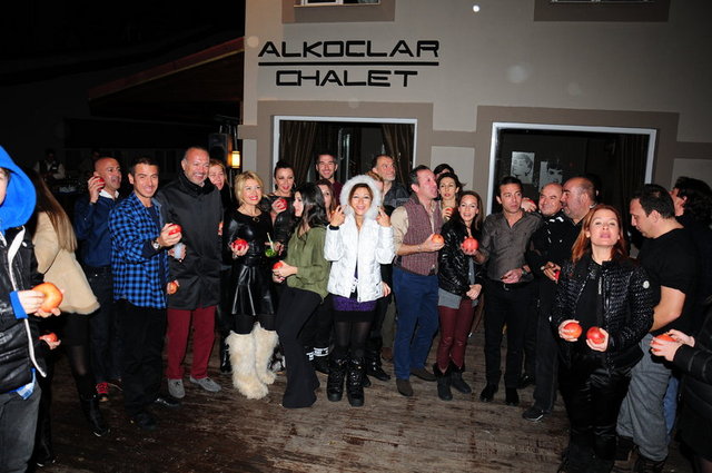 ALKOÇLAR AİLESİ YENİ YILA NAR KIRARAK GİRDİ