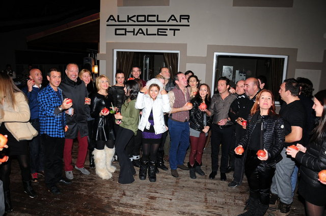 ALKOÇLAR AİLESİ YENİ YILA NAR KIRARAK GİRDİ