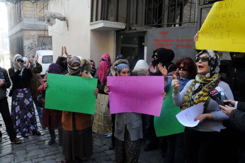 Karaköy’deki Zürafa Sokak’ta bulunan genelevler çalışan kadınlar eylem