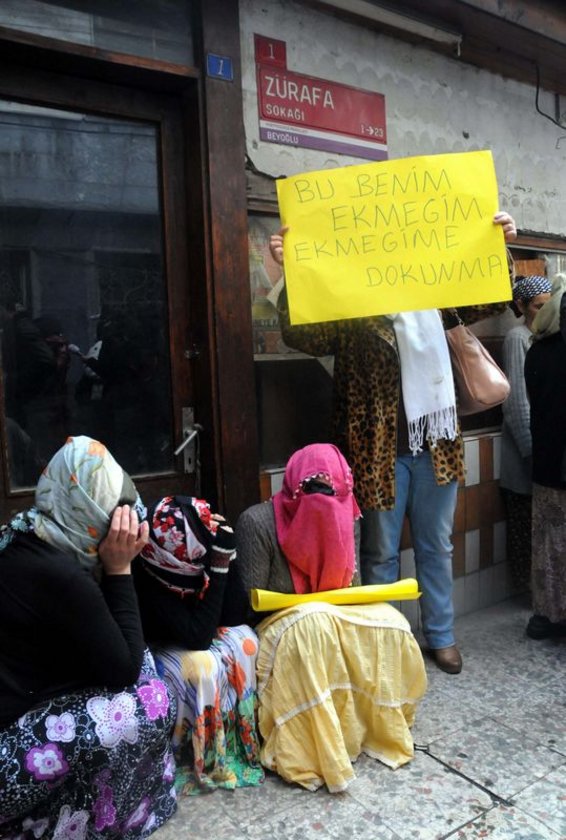 Karaköy’deki Zürafa Sokak’ta bulunan genelevler çalışan kadınlar eylem