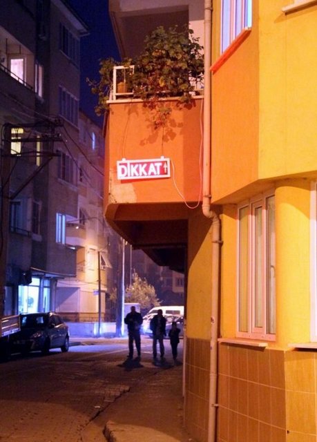 Balkonuna uyarı levhası astı... Balıkesir'in Edremit İlçesi'nde yaşayan Ali Balaban, hava karardıktan sonra park yapan kamyonların birinci kattaki evinin balkonuna çarpmasını önlemek için, kırmızı ışıklı "DİKKAT!" diye uyarı levhası yaptırıp taktı. -  - YURDUM İNSANININ UNUTULMAYAN VE TIKLANMA REKORU KIRDIRTAN DİĞER 'ESER'LERİ>>>