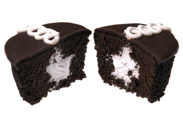 Hostess-ABD'de bir dönemin en çok satan ürünleri olan Twinkies ve Hostess cupcake'leri eski ilgiyi kaybedince "Hostess" adlı şirket iflas etti ve 18 bin 500 kişi iflas eden şirket yüzünden kapıya kondu. Şirket iflas ettiği için üretimi duran Twinkies gofretleri karaborsaya 20'lik pakedi 150 dolara karaborsada satıldı.