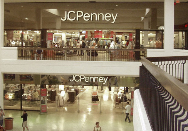J.C. Penney - Amerika'nın en başı beladan kurtulmayan perakende şirketi olan J.C. Penney Co da bu yılı işçi çıkarmadan atlatamayanlardan. Gelirleri yüzde 20 artırma konusunda taahüt veren CEO Ron Johnson bunun en kolay yolu olan işçi çıkarmayı seçen CEO'lardan oldu ve 4 bin 700 kişinin işine son verdi.