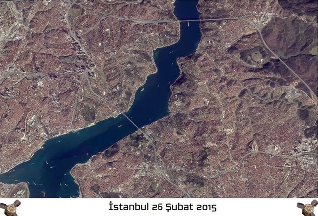 Türkiye'nin milli imkânlarla geliştirilen ve üretilen yüksek  çözünürlüklü ilk keşif-gözetleme uydusu Göktürk 2, faaliyetlerini yer  yüzeyinden yaklaşık 683 kilometre yükseklikte, güneş uyumlu yörüngesinde  sürdürüyor.