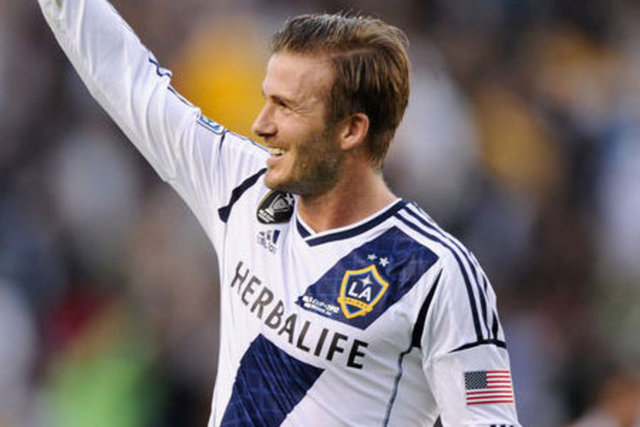 İngiliz futbolcu David Beckham'ın kendisine gelen 12 resmi teklif arasından bir tercih yapması bekleniyor.Avrupa, Güney Amerika, Kuzey Amerika, Güney Afrika, Rusya, Çin ve Orta Asya'da bulunan bazı ülkelerin takımlarından teklif alan İngiliz futbolcunun kesin kararını gelecek hafta vermesi bekleniyor.