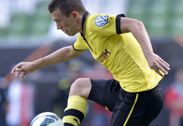 Almanya 1. Ligi (Bundesliga) takımlarından Wolfsburg, Borussia Dortmund'un Hırvat oyuncusu Ivan Perisic'i kadrosuna kattı