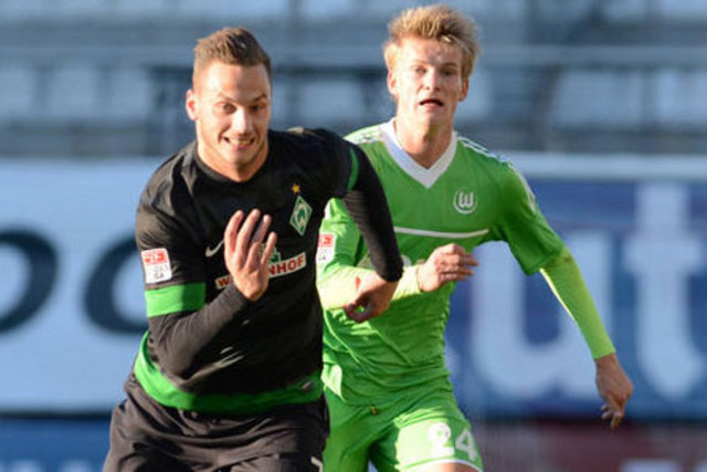 Forvet arayışlarını sürdüren F.Bahçe'de Aykut Kocaman'ın isteğiyle, Antalya'da oynanan Werder Bremen-Wolfsburg maçında Bremen'in golcüsü Arnautovic'i antrenör Turgay Altay yakın takibe aldı...