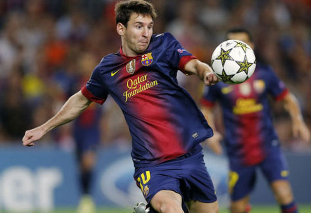 El Mundo Deportivo'nun haberine göre; Barcelona'nın yıldızı Lionel Messi için, ismi açıklanmayan bir Rus kulübü 250 milyon Euro önerdi.Arjantinli futbolcuya ise 30 milyon Euro'dan 3 yıllık bir teklif yaptı. Habere göre Leo'nun babası Jorge Messi, kulüp başkanı Sandro Rosell ve Lionel Messi geçtiğimiz günlerde bir toplantı gerçekleştirip teklifi reddetti.
