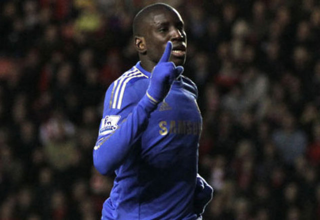 İngiltere Premier League ekiplerinden Chelsea, golcü futbolcu Demba Ba'yı 3,5 yıllığına renklerine bağladı