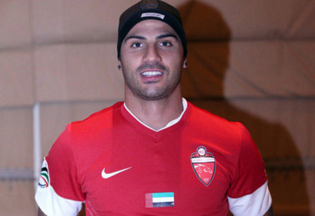 Quaresma'nın yeni adresi Birleşik Arap Emirlikleri oldu. Beşiktaş ile yollarını ayıran Portekizli futbolcu, Al Ahli'ye transfer oldu. Quaresma, Dubai ekibi Al-Ahli ile 1,5 yıllık sözleşme imzaladı...