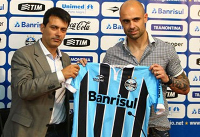 Galatasaray'dan ayrılan Brezilyalı savunma oyuncusu Cris, Gremio'ya transfer oldu... Cris, yeni takımıyla 1 yıllık sözleşme imzaladı.