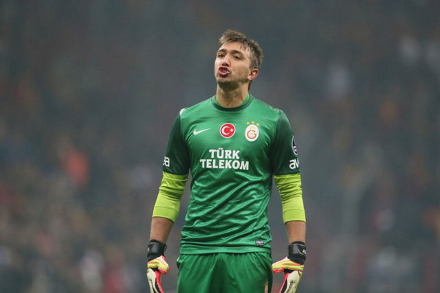 Galatasaray'ın Uruguaylı file bekçisi Fernando Muslera için İngiltere'den gelen 18 milyon Euro'luk transfer teklifinin, Rus oligark Roman Abramovich'in sahibi olduğu Chelsea Kulübü'nden geldiği ortaya çıktı. Sarı-Kırmızılı yönetimin ise başarılı kaleci için sezon sonunda olmak kaydıyla 25 milyon Euro bonservis bedeli belirlediği öğrenildi.