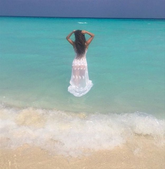 Güzel yıldız son olarak deniz kıyısında paylaştığı bu fotoğrafla instagramı salladı.