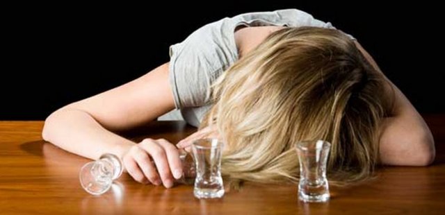 Karaciğer hastalıkları içinde en korkutucu olan sirozun en büyük nedeninin aşırı alkol kullanımı olduğu belirtiliyor. Bu nedenle alkol tüketimini kısıtlamak bu hastalık açısından çok önemli görülüyor.