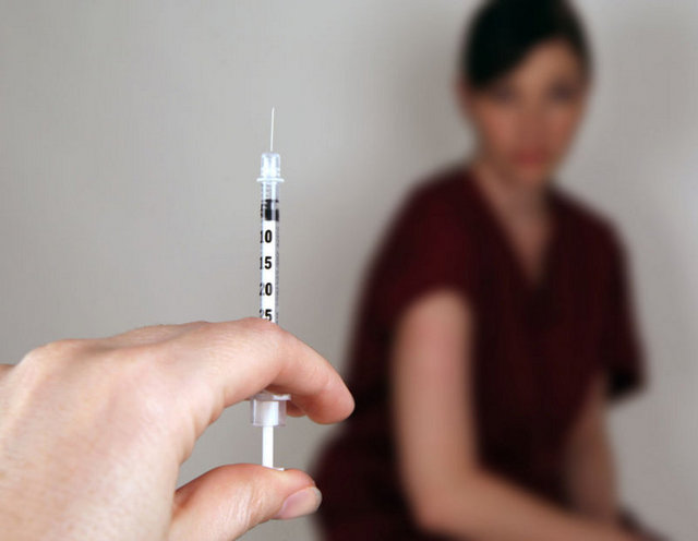 Hepatit B aşısı karaciğer hastalığından korunmada ilk adım olarak görülüyor. Günümüzde çocuklara doğar doğmaz toplamda 3 kez yapılıyor. Ancak bunun dışındaki bir zaman diliminde de uygulanabiliyor.