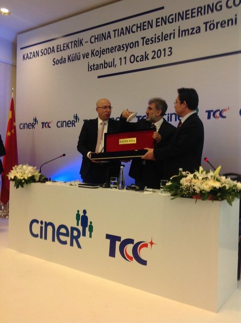 Konuşmasına "ben çok konuşmayı seven biri değilim" diye başlayan Ciner sözlerine şöyle devam etti: " Ayinesi iştir kişinin lafa bakılmaz. Biz iş yapıyoruz. Bu başarıya tek başına ulaşmadığımız kanaatindeyiz. Bir İspanyol işadamı arkadaşım 'Az gelişmişlik bir bütündür' dedi. Gelişmişlik de bütündür.  Dünyada bir numara oluyoruz. Dünyanın en büyük soda üreticisi şirketi olma gururu yaşıyoruz. Burada üretilecek her 1 dolar  net döviz girdisidir. Hiç yabancı katkı olmayacak."