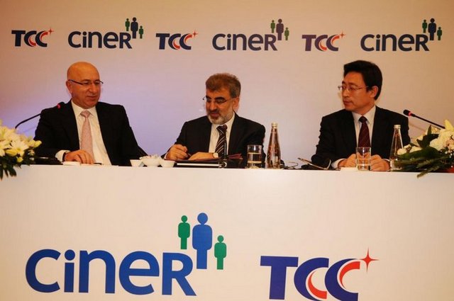 Konuşmasına "ben çok konuşmayı seven biri değilim" diye başlayan Ciner sözlerine şöyle devam etti: " Ayinesi iştir kişinin lafa bakılmaz. Biz iş yapıyoruz. Bu başarıya tek başına ulaşmadığımız kanaatindeyiz. Bir İspanyol işadamı arkadaşım 'Az gelişmişlik bir bütündür' dedi. Gelişmişlik de bütündür.  Dünyada bir numara oluyoruz. Dünyanın en büyük soda üreticisi şirketi olma gururu yaşıyoruz. Burada üretilecek her 1 dolar  net döviz girdisidir. Hiç yabancı katkı olmayacak."