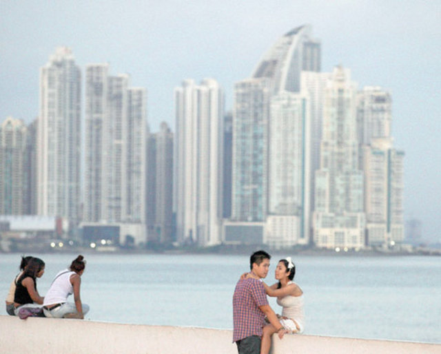 PANAMA Bir yakası Pasifik diğer bir yakası Atlantik Okyanusu'na bakan, güzel sahillere ve devasa bir yapay kanala sahip olan ülke... Panama'ya giriş yapan her turiste 30 günlük ücretsiz sağlık sigortası da devlet tarafından hediye... Coğrafi konumu sayesinde balık çeşitliliği açısından zengin; zaten ülkenin adı da "balığı bol olan yer" anlamına geliyor.