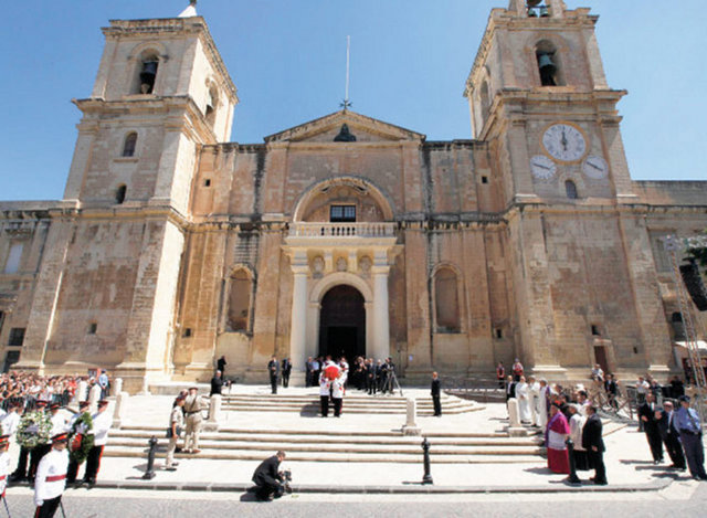 MALTA Tarih boyunca "Hıristiyanlığın Akdeniz'deki kalesi" olarak anılan Malta bir turizm cenneti. Her yıl nüfusunun 2 katı turisti ağırlıyor. İtalyan ve Libyalı nüfusun ağırlıkta olduğu bu ada devletinde İtalyan mutfağı çok rağbet görüyor. Türk restoranları da var. Malta'da hayat o kadar sakin ki yılda ortalama 2 trafik kazası yaşanıyor.