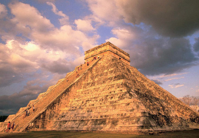 MEKSİKA Başkenti Mexico City dünyanın en kalabalık nüfusuna sahip şehir. Ama anketlere göre Meksika'nın yaşanması en keyifli şehri Guadalajara. Hava sıcaklığı her mevsim 20 derece civarında. Latin Amerika'daki en büyük alışveriş merkezi de burada. Özellikle Amerikalı turistler Meksika'nın güneyini tercih ediyor. Meksikalılara göre güneydekiler dans eder, orta Meksika'dakiler plan yapar, kuzeydekilerse çalışır...