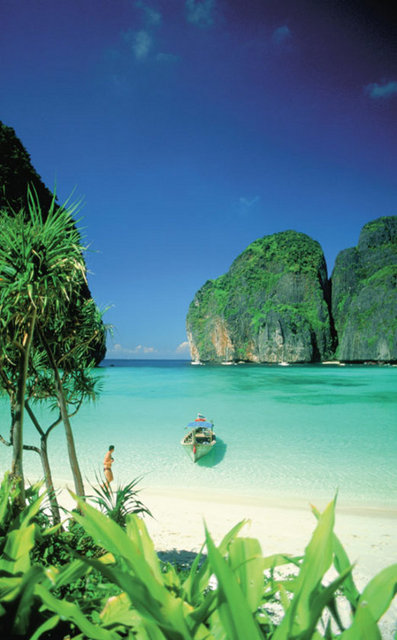 TAYLAND Budistler çoğunlukta. Nehirler gecekondularla, şehir merkezleriyse gökdelenlerle dolu. Türkiye dahil 39 ülkeden vize istenmiyor. Guinness Rekorlar Kitabı'nda yer alan "dünyanın en büyük açık hava restoranı" da Tayland'da. Plastik cerrahinin çok ucuz olması, turistlerin tatil yapmaktan çok güzelleşmek için burayı ziyaret etmesine sebep oluyor.