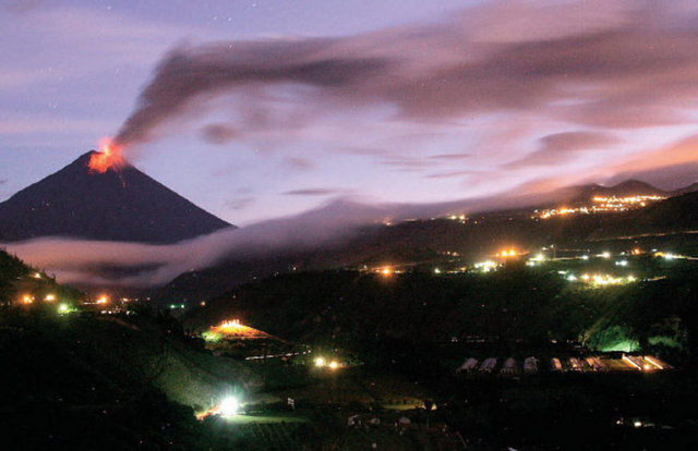 EKVADOR Dünyanın akciğerleri Amazon ormanlarını barındıran ülkede, şehir merkezlerinde toplu taşıma yerine taksi kullanmak gerekiyor ama fiyatlar epey ucuz. Yemek içmek de hesaplı. Öyle ki 4-5 dolara ziyafet çekmeniz mümkün. Ekvador'da yaşanabilecek tek sıkıntı temiz su kaynağı bulmanın zor olması.