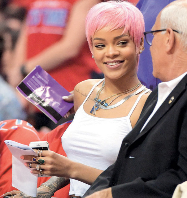 Seksi şarkıcı Rihanna, bir dargın bir barışık olduğu sevgilisi Drake'ten ayrılma kararı aldı. Önceki gün yeni saç stiliyle görüntülenen Rihanna'nın ayrılığa rağmen keyfi yerindeydi.