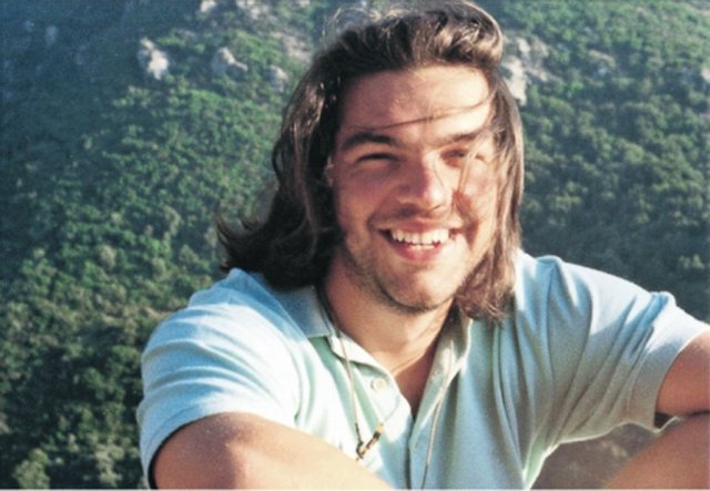 Gençlik yıllarındaki bu fotoğrafta sarışın olan siyasi lider aslında şuan esmer.